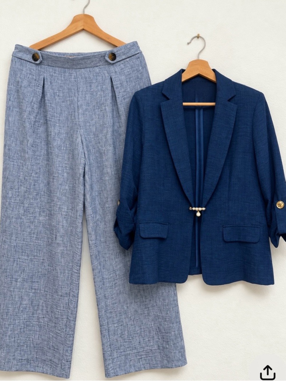 Pantalón palazo en azul claro y chaqueta azul más fuerte con bolsillos frontales